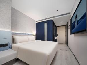 Postel nebo postele na pokoji v ubytování Atour Light Hotel Xi'an Jingkai North Railyway Station