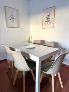 un tavolo bianco e sedie in una stanza di El Mirador de Linarejos a Linares