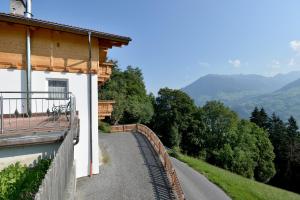 eine kurvenreiche Straße neben einem Gebäude mit Balkon in der Unterkunft Bergchalet Emberg in Aschau