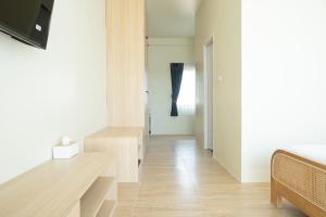 TV a/nebo společenská místnost v ubytování กว้างคูณยาวคาเฟ่รีสอร์ท & พูลวิลล่า + 34 fotografií
