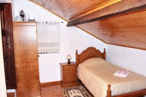 En eller flere senge i et værelse på Charming House in Paredes do Rio with Mountain View