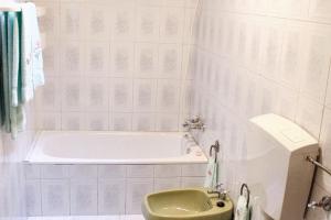 Et badeværelse på Charming House in Paredes do Rio with Mountain View + 6 billeder