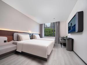 Postel nebo postele na pokoji v ubytování Atour Light Hotel Xi'an Jingkai North Railyway Station
