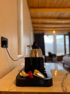 洪达尔Yeti Resort Hunder的咖啡壶坐在一个房间里