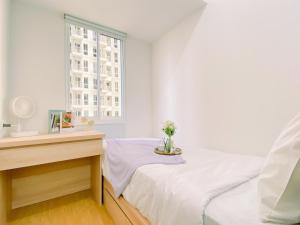 Postel nebo postele na pokoji v ubytování Modern and Serene Look 2BR Tokyo Riverside PIK 2 Apartment By Travelio