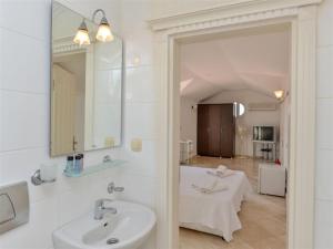 Kuchyň nebo kuchyňský kout v ubytování SUNSET BEACH CLUB LEBRENTALS