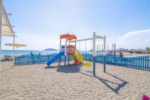 Herní místnost nebo prostor pro děti v ubytování SUNSET BEACH CLUB LEBRENTALS