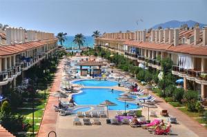 Bazén v ubytování SUNSET BEACH CLUB LEBRENTALS nebo v jeho okolí