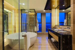 天津的住宿－天津梅江中心皇冠假日酒店，带浴缸、卫生间和盥洗盆的浴室