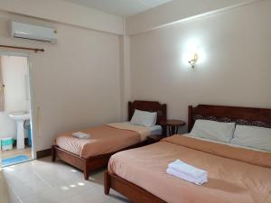 Postel nebo postele na pokoji v ubytování Phumchan Place Hotel