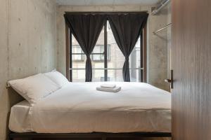 Ένα ή περισσότερα κρεβάτια σε δωμάτιο στο 台東区台東で快適な宿泊を浅草 上野観光の拠点に