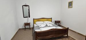 ein Schlafzimmer mit einem Bett mit Handtüchern darauf in der Unterkunft Ascunzis in Bicaz