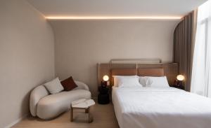 Halff Hotel客房内的一张或多张床位