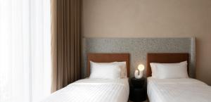 Halff Hotel客房内的一张或多张床位