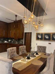 Imagine din galeria proprietății The Villa Kalbashi Kotte - Luxury Stay with Swimming Pool în Sri Jayewardenepura Kotte