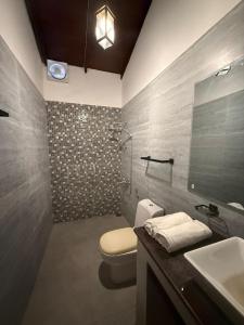Bilik mandi di The Villa Kalbashi Kotte - Luxury Stay with Swimming Pool