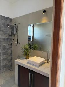 Bilik mandi di The Villa Kalbashi Kotte - Luxury Stay with Swimming Pool +32 gambar
