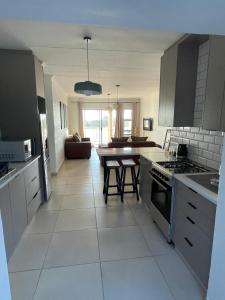 Η κουζίνα ή μικρή κουζίνα στο 9 Dolphin Bay, Aston Bay