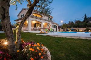 eine Villa mit einem Garten und einem Pool in der Unterkunft Villa Stonegate Estate - Bonus, dvije vile jedna cijena! in Opatija