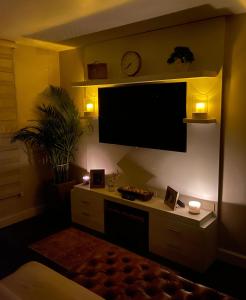 TV a/nebo společenská místnost v ubytování Millers Townhouse