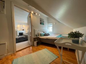 a small room with a bed and a mirror at BnB Stavanger at Ap2 Nice and Cozy Central 3 Rooms in Stavanger