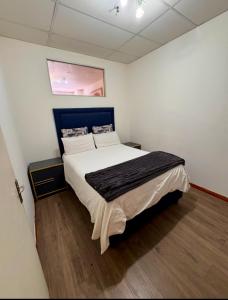 Un dormitorio con una cama grande en una habitación. en Colosseum Apartments, en Johannesburgo