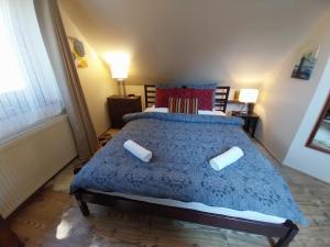 una camera da letto con un letto con due cuscini sopra di Garden Cottage Zebegény a Zebegény