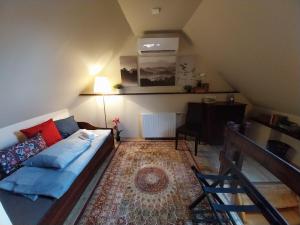 una camera da letto con un letto e una scrivania in una stanza di Garden Cottage Zebegény a Zebegény