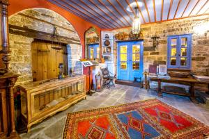 蒂洛弗阿克提科地罗佛旅馆的一间设有壁炉、桌子和地毯的客房