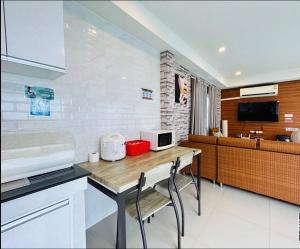 Η κουζίνα ή μικρή κουζίνα στο Funny Hua-Hin Pool Villa from beach 4km