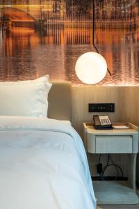 Postel nebo postele na pokoji v ubytování Tianfu Joyhub Cheer Hotel