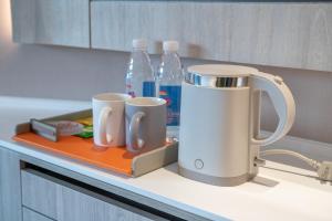 Příslušenství pro přípravu čaje a kávy v ubytování Tianfu Joyhub Cheer Hotel