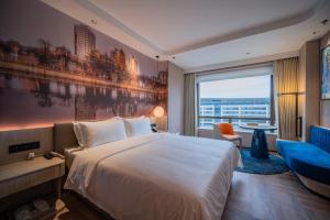 Postel nebo postele na pokoji v ubytování Tianfu Joyhub Cheer Hotel