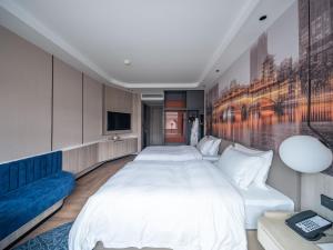 Postel nebo postele na pokoji v ubytování Tianfu Joyhub Cheer Hotel