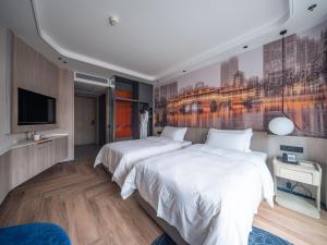 Postel nebo postele na pokoji v ubytování Tianfu Joyhub Cheer Hotel
