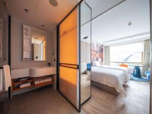 Postel nebo postele na pokoji v ubytování Tianfu Joyhub Cheer Hotel