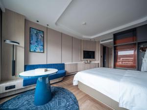 Postel nebo postele na pokoji v ubytování Tianfu Joyhub Cheer Hotel