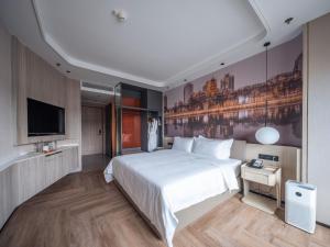 Postel nebo postele na pokoji v ubytování Tianfu Joyhub Cheer Hotel
