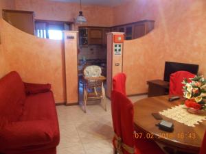 a living room with a table and a kitchen at Appartamento I Cedri in San Cesareo