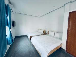 a bedroom with two beds in a room at Nhà Nghỉ Dragon in Cao Lãnh
