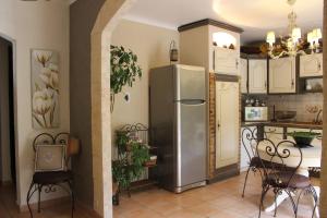 Kuchyň nebo kuchyňský kout v ubytování Gîtes maisons de vacances Domaine la Chamade Carpentras