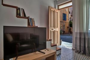 sala de estar con TV de pantalla plana y puerta en Old town, Splantzia modern house, en La Canea
