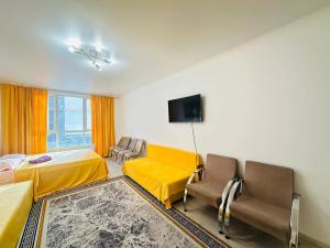 Televiisor ja/või meelelahutuskeskus majutusasutuses Квартира для больших групп путешественников рядом с жд вокзалом и аэропортом