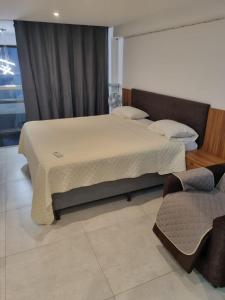 En eller flere senge i et værelse på Vista EXPLENDIDA MAR, duplex na cobertura, ilha do amor Barra Home Stay + 32 billeder