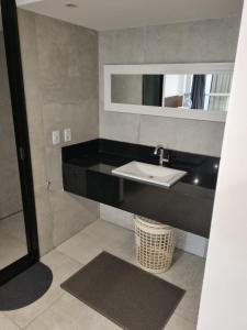 Et badeværelse på Vista EXPLENDIDA MAR, duplex na cobertura, ilha do amor Barra Home Stay