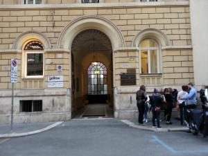 een groep mensen die buiten een gebouw staan bij Marziah Inn in Rome