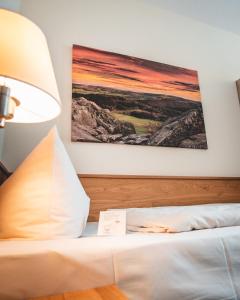 Postel nebo postele na pokoji v ubytování Hotel Gersfelder Hof