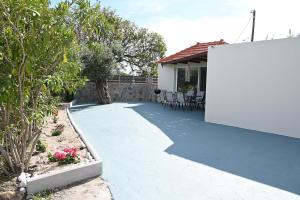 Το κτήριο όπου στεγάζεται  η παραθεριστική κατοικία