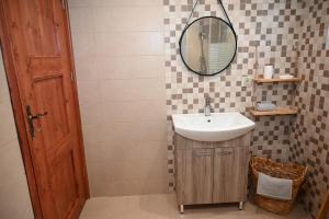 Ένα μπάνιο στο Myrteni guesthouse +25 φωτογραφίες