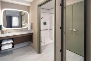 Ένα μπάνιο στο DoubleTree Suites by Hilton Mount Laurel